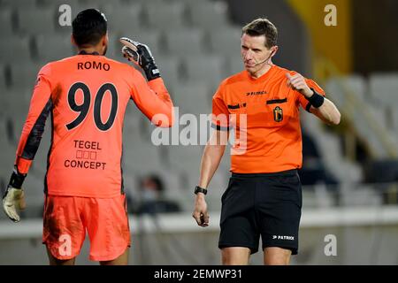 BRUGES, BELGIQUE - FÉVRIER 22 : gardien de but Rafael Romo de OH Leuven, arbitre Jan Boterberg lors du match Jupiler Pro League entre le Club Brugge et Banque D'Images