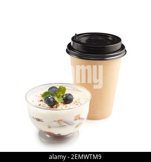 Tasse de café en papier avec dessert crémeux décorée de myrtilles isolées sur fond blanc. Studio Light. Photo de la nourriture et des boissons. Concept Bonjour Banque D'Images