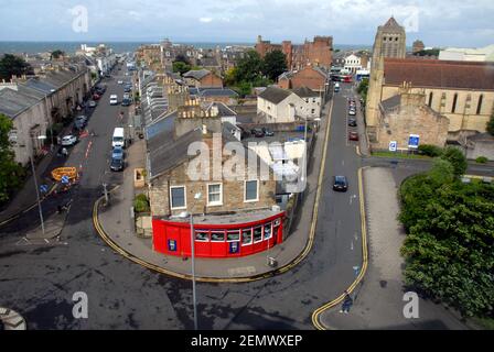 Ayr, Ayrshire, Écosse avec le restaurant/café chez Francis au coin de la rue en premier plan faisant bon usage d'un petit espace de manière attrayante Banque D'Images