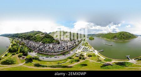 Bacharach am Rhein. Petite ville sur le Rhin supérieur moyen (Mittelrhein). Magnifique panorama aérien 360 vue carte postale. Rhénanie-Palatinat (Rhei Banque D'Images