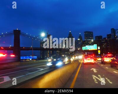 La circulation routière sur la Franklin D. Roosevelt East River Drive, communément appelée FDR Drive pour le court, est un 9.68-mile (15.58 km) avec le pont de Brooklyn Banque D'Images