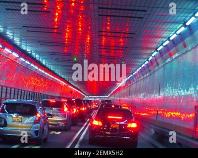 Trafic en fin d'après-midi à l'intérieur du tunnel Holland reliant New York Avec le New Jersey Banque D'Images