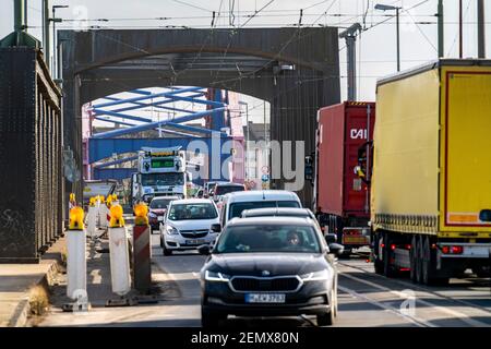 Trafic important de voitures et de camions vers le port, Ruhrorter Strasse, pont Karl Lehr dans le port de Duisburg-Ruhrort, sur la Ruhr et le canal du port, i Banque D'Images