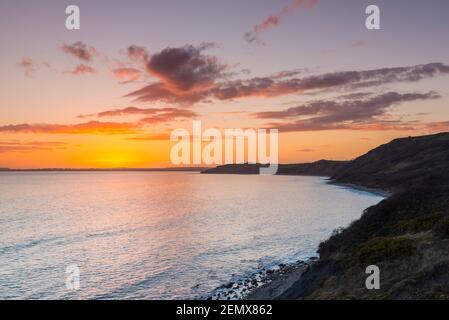 Osmington Mills, Dorset, Royaume-Uni. 25 février 2021. Météo Royaume-Uni. Ciel dégagé au coucher du soleil à Osmington Mills dans Dorset. Crédit photo : Graham Hunt/Alamy Live News Banque D'Images