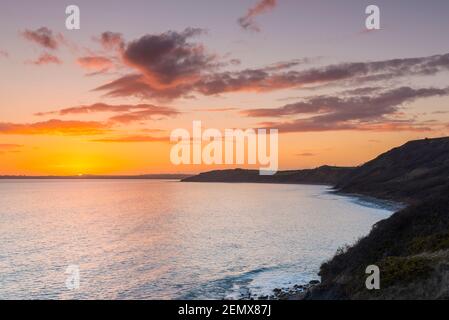 Osmington Mills, Dorset, Royaume-Uni. 25 février 2021. Météo Royaume-Uni. Ciel dégagé au coucher du soleil à Osmington Mills dans Dorset. Crédit photo : Graham Hunt/Alamy Live News Banque D'Images