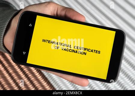 Personne présentant un « certificat international de vaccination » sur un smartphone concept certificat électronique de dossier de vaccin d'immunisation Banque D'Images