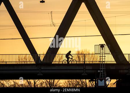 Cyclistes sur le pont Karl Lehr, dans le port de Duisburg-Ruhrort, au-dessus de la Ruhr et du canal portuaire, connexion importante du port au moteur A40 Banque D'Images