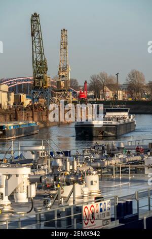 Navire-citerne néerlandais Endeavour, en route vers le port de Rotterdam, pétroliers, pétroliers pour liquides, produits chimiques, produits pétroliers bruts, se trouvant dans le canal du port Banque D'Images