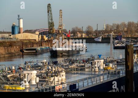 Navire-citerne néerlandais Endeavour, en route vers le port de Rotterdam, pétroliers, pétroliers pour liquides, produits chimiques, produits pétroliers bruts, se trouvant dans le canal du port Banque D'Images