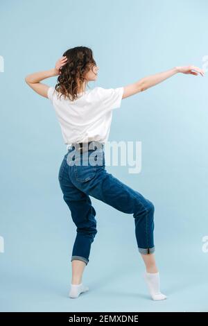 Danseuse contemporaine et élégante qui se repose sur ses orteils avec un pied Banque D'Images