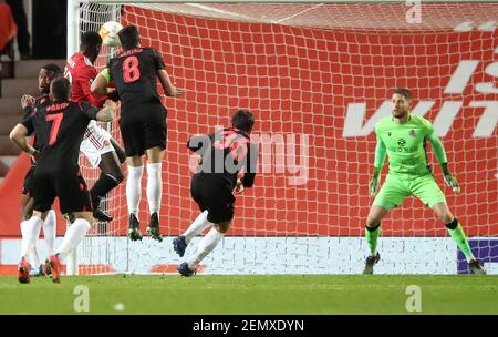 Axel Tuanzebe, de Manchester United, marque le premier but du match de son côté, qui a ensuite été rejeté lors du match de l'UEFA Europa League à Old Trafford, Manchester. Date de la photo : jeudi 25 février 2021. Banque D'Images