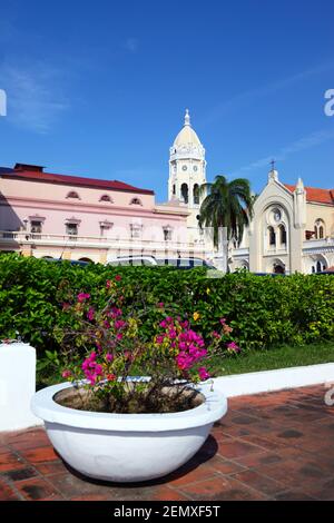 Église San Francisco de Asis, partie du bâtiment du Théâtre national sur la gauche, Casco Viejo, Panama City, Panama Banque D'Images