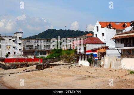 Vue sur le quartier El Chorrillo et Cerro Ancon depuis la plage de Casco Viejo, Panama City, Panama Banque D'Images