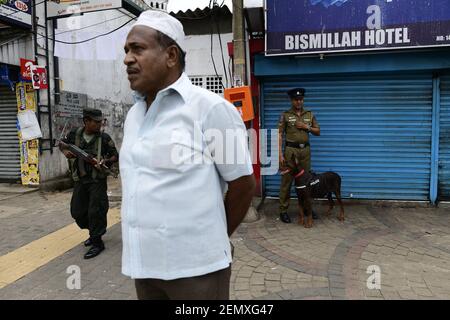 COLOMBO, SRI LANKA - AVRIL 26 : le personnel de sécurité se trouve à l'extérieur de la mosquée Dawatagaha Jumma Masjid lors de la prière du vendredi midi à Colombo, le 26 avril 2019, à la suite d'une série d'explosions visant des églises et des hôtels de luxe le dimanche de Pâques au Sri Lanka. Le 25 avril, les autorités du Sri Lanka ont réduit de plus de 100 à 253 le nombre de morts dans une vague d'attentats à la bombe de Pâques, admettant que certains des corps gravement mutilés avaient été comptés à tort deux fois. (Photo: Richard Atrero de Guzman/ Sipa USA)