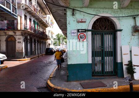 Bâtiments historiques le long de l'Avenida A et porte sur la Calle 2A Oueste, Casco Viejo, Panama City, Panama Banque D'Images