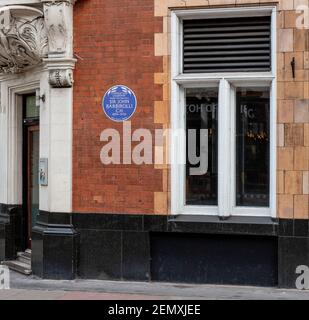 Plaque bleue pour Sir John Barbirolli (1899-1970), chef de l'orchestre de Hallé, sur le chemin de l'hôtel Bloomsbury Park, Southampton Row, Londres Banque D'Images