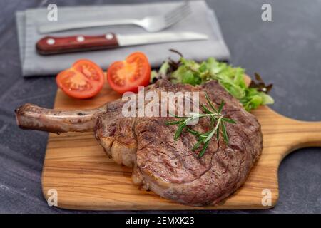 Steak de bœuf grillé à la roquette avec salade Banque D'Images