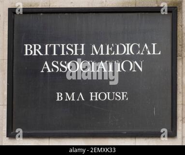 Panneau sur la façade de BMA (The British Medical Association House, Tavistock Square, Londres. Classé grade II, conçu par Sir Edwin Lutyens en 1911 Banque D'Images