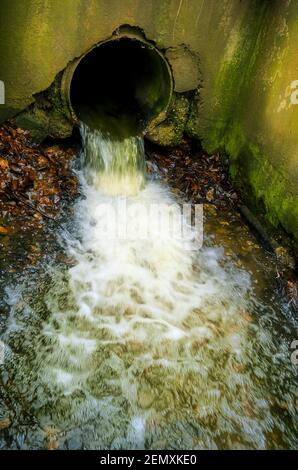 les eaux usées s'écoulent sur le tuyau Banque D'Images