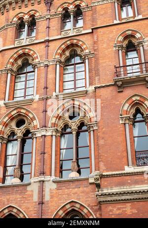 Détails du côté Midland Rd de l'hôtel St Pancras Renaissance London; anciennement le Midland Grand Hotel, conçu par George Gilbert Scott en 1876 Banque D'Images