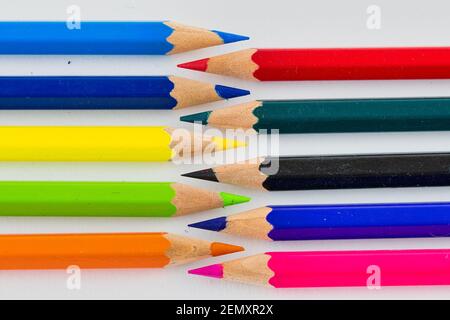 Crayons de couleur différents disposés en lignes Banque D'Images