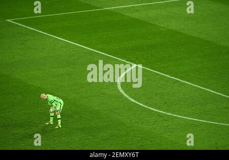 Leverkusen, Allemagne. 25 février 2021. Football: Europa League, knockout round, second legs, Bayer Leverkusen - jeunes garçons Berne à BayArena: Le gardien de but allemand de Leverkusen Niklas Lomb réagit. Credit: INA Fassbender/AFP POOL/dpa/Alay Live News Banque D'Images