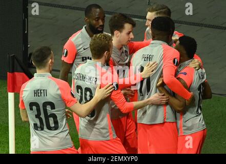 Leverkusen, Allemagne. 25 février 2021. Football: Europa League, knockout round, deuxième jambe, Bayer Leverkusen - jeunes garçons Berne à BayArena. Les joueurs jeunes garçons célèbrent un but. Credit: INA Fassbender/AFP POOL/dpa/Alay Live News Banque D'Images