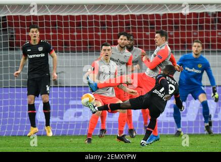 Leverkusen, Allemagne. 25 février 2021. Football: Europa League, knockout round, deuxième jambe, Bayer Leverkusen - jeunes garçons Berne à BayArena. Moussa Diaby, à l'avant de Leverkusen, tire le ballon. Crédit : Martin Meissner/Pool AP/dpa/Alay Live News Banque D'Images