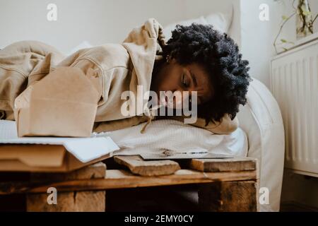 Femme épuisée au lit à la maison Banque D'Images