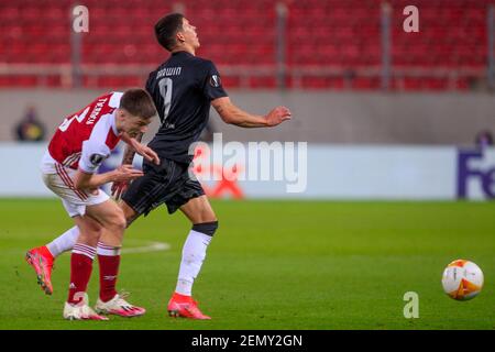 PIRÉE, GRÈCE - FÉVRIER 25 : Darwin Nuñez de SL Benfica et Kieran Tierney d'Arsenal FC lors du match de 32 de l'UEFA Europa League entre Arsenal FC et SL Benfica au stade Karaiskakis le 25 février 2021 au Pirée, Grèce. (Photo par MB Media) Banque D'Images