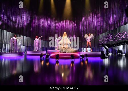 USAGE ÉDITORIAL SEUL Ellie Goulding se produit pendant le tournage du Graham Norton Show au BBC Studioworks 6 Television Center, Wood Lane, Londres, devant être diffusé sur BBC One vendredi soir. Date de la photo : jeudi 25 février 2021. Le crédit photo devrait se lire comme suit : PA Media pour le compte de SO TV/PA Wire Banque D'Images