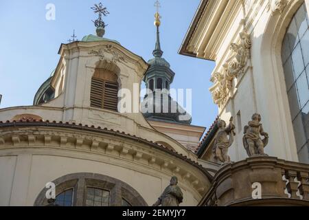 Vue rapprochée de la partie supérieure de l'angle intérieur extérieur de l'église Saint-Clément et de la chapelle italienne de la rue Karlova à Prague, en tchèque. Banque D'Images