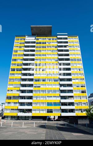 Great Arthur House, tour peinte en jaune et blanc, Golden Lane Estate, ville de Londres Banque D'Images