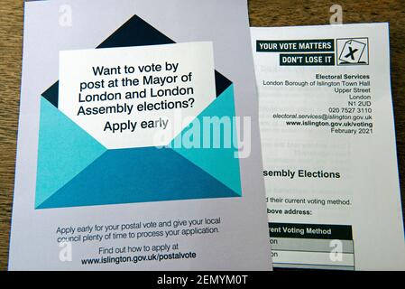 Dépliant de vote postal pour le maire de Londres pour l'élection Mayoral Et les élections de l'Assemblée de Londres 2021 avec le formulaire d'inscription électorale d'Islington Londres, Royaume-Uni Banque D'Images