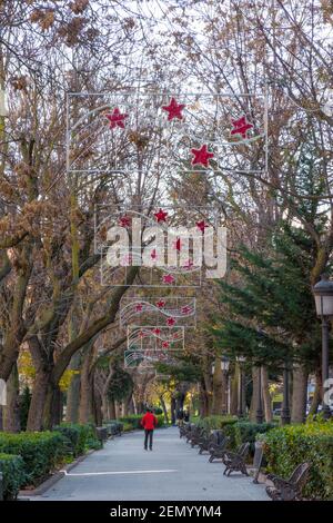 Puertollano, Paseo de San Gregorio à Noël avec éclairage rouge. Ciudad Real, Espagne Banque D'Images