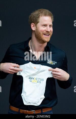 La Princesse Margriet Presente Le Prince Harry Avec Un Bebe Pour Lui Nouveau Fils Lors De La Presentation Des Jeux Invictus Photo Par Dppa Sipa Usa Photo Stock Alamy