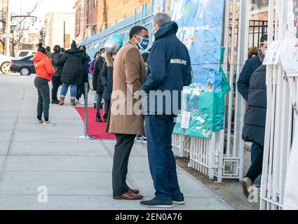 New York, États-Unis. 25 février 2021. Le maire Bill de Blasio s'adresse au sénateur d'État Jamaal Bailey lors de la visite des dirigeants du Bronx de demain Richard R. Green Middle School le jour de la réouverture pendant la pandémie de COVID-19. Environ 100 élèves se sont inscrits à l'école pour l'apprentissage en personne. Le maire était avec le chancelier de l'école de New York Richard Carranza. Suite au protocole COVID-19, l'école a ouvert 3 entrées : une pour les filles, une pour les garçons et une pour le personnel afin de maintenir les distances sociales. (Photo de Lev Radin/Pacific Press) crédit: Pacific Press Media production Corp. Crédit: Pacific Press Media production Corp Banque D'Images