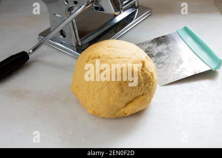 Préparation de pâtes maison sur fond de marbre blanc. Banque D'Images