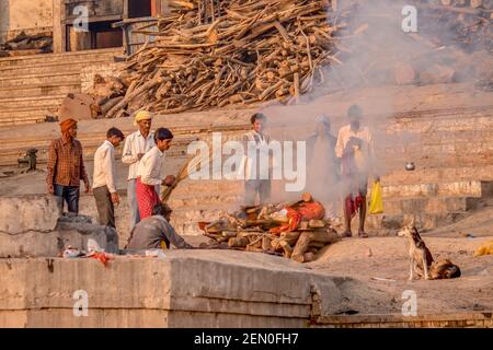 Varanasi, Inde - 12 novembre 2015.Une femme qui est incinéré sur un pyre funéraire dans un rituel hindou traditionnel, à un crématorium extérieur sur les ghats. Banque D'Images