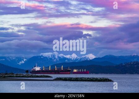 Navires à l'ancre, English Bay, Vancouver, Colombie-Britannique, Canada Banque D'Images