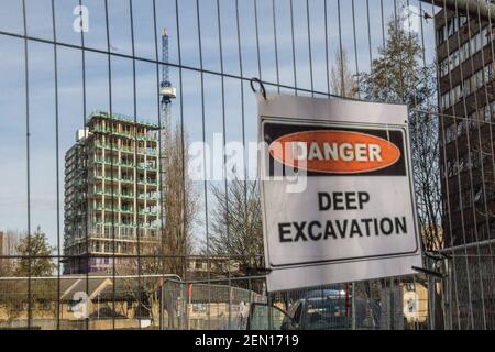 Londres, Royaume-Uni. 23 février 2021. Un nouveau bâtiment Wimpey Homes en construction à Wandsworth, vu des jardins de York. C'est le deuxième jour de "séance d'arbres" dans les jardins. Dans le but de sauver un peuplier noir de 100 ans de l'abattage, trois activistes l'ont grimpé et occupé dans la nuit du 21 au 22 février. L'abattage des arbres a été autorisé afin de faire place à un nouveau câble électrique, dans le cadre du programme local de régénération du logement par le conseil et Taylor Wimpey Homes. Mais le peuplier, un arbre de catégorie A à valeur ajoutée, ne peut être abattu que s'il y a des raisons convaincantes. Banque D'Images