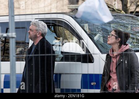 Londres, Royaume-Uni. 23 février 2021. C’est l’après-midi du deuxième jour de « séance d’arbres » aux York Gardens de Londres, à Battersea. Dans le but de sauver un peuplier noir de 100 ans de l'abattage, trois activistes l'ont grimpé et occupé pendant la nuit du 21 au 22 février. Deux officiers du Conseil écoutent les militants. L'arbre devait être coupé pour faire place à un nouveau câble électrique, dans le cadre du programme de régénération locale des logements par le conseil et Taylor Wimpey Homes. Les protecteurs d'arbre et leurs partisans croient que le câble aurait pu être détourné pour épargner l'arbre. Banque D'Images