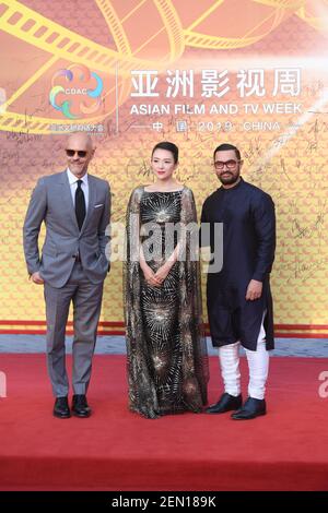 L'actrice chinoise Zhang Ziyi, au centre, et l'acteur indien Aamir Khan, à droite, posent alors qu'ils arrivent sur le tapis rouge pour la cérémonie de lancement de la semaine asiatique du film et de la télévision lors de la Conférence sur le dialogue des civilisations asiatiques (CDAC) à Beijing, Chine, 16 mai 2019. (Photo de Cao ji - Imaginechina/Sipa USA)