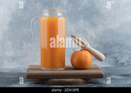 Jus frais et orange avec alésoir sur bois Banque D'Images