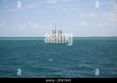 Une goélette naviguant dans l'océan au large de la côte Des États-Unis de Floride Banque D'Images