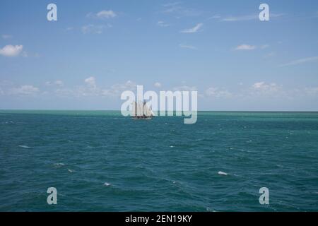 Une goélette naviguant dans l'océan au large de la côte Des États-Unis de Floride Banque D'Images