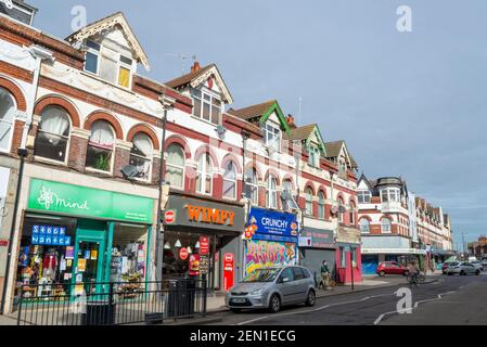 Boutiques architecture de propriété Hamlet court Road, Westcliff on Sea, Essex, Royaume-Uni, qui à l'origine une époque édouardienne de vente au détail rue haute. Rangée de dormeurs à pignons Banque D'Images