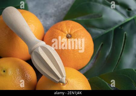 Orange et alésoir en bois sur fond de marbre Banque D'Images