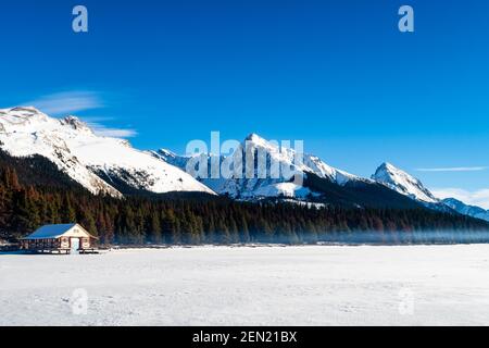 Belle vue d'hiver sur le lac Maligne dans le parc national Jasper, Canada Banque D'Images