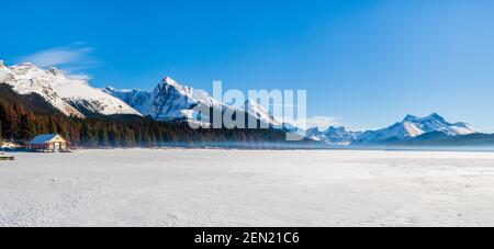 Belle vue d'hiver sur le lac Maligne dans le parc national Jasper, Canada Banque D'Images